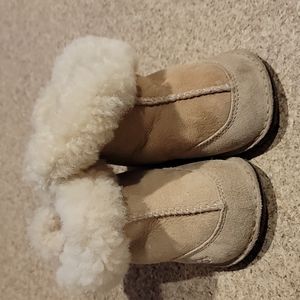 UGG TAN SHEEPSKIN BABY BOOTS S/N 5206 sz M 6 month - 12 month